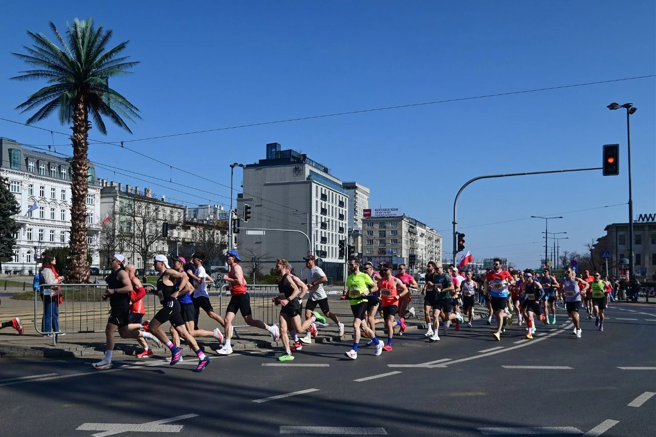 Biegacze podczas Maratonu Warszawskiego na ulicach stolicy