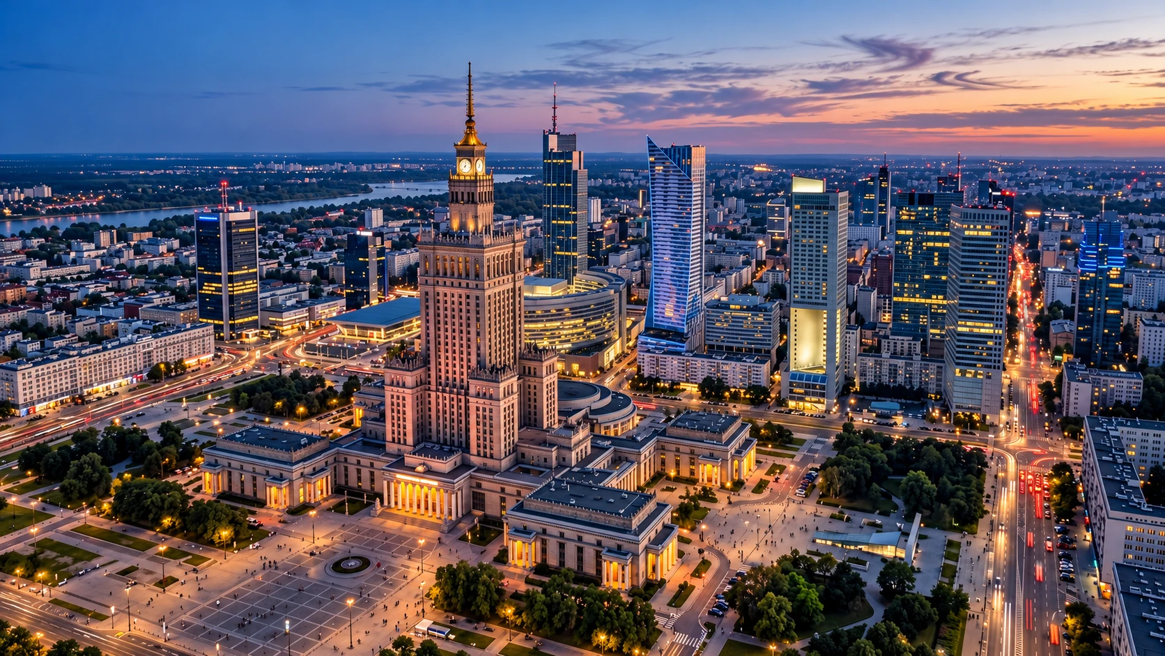 Panorama centrum Warszawy o zmierzchu z lotu ptaka, z Pałacem Kultury i Nauki oraz nowoczesnymi wieżowcami Śródmieścia.